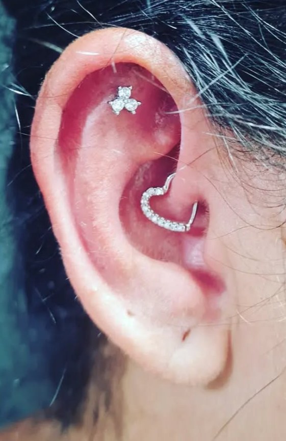 Orelha com daith de coração e hélix com joia de flor
