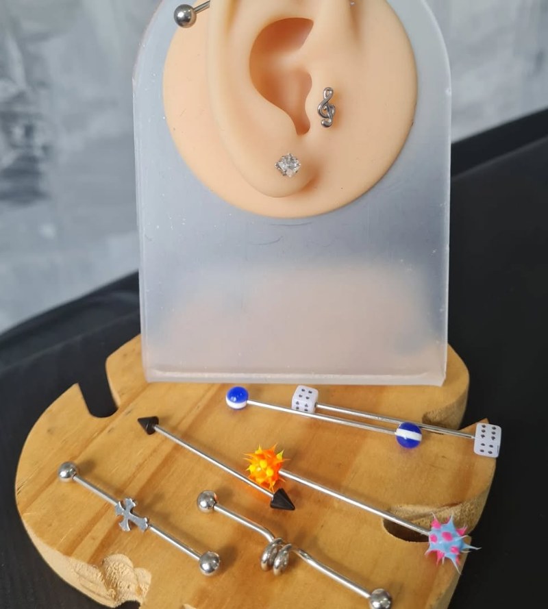 Expositor com joias de piercing em aço cirúrgico