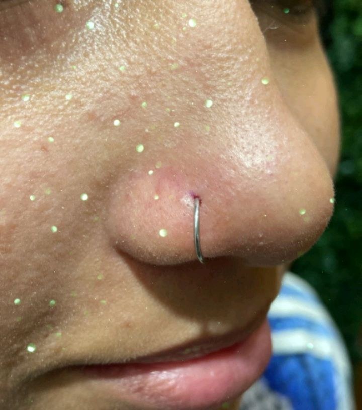 Piercing nostril de argola no nariz