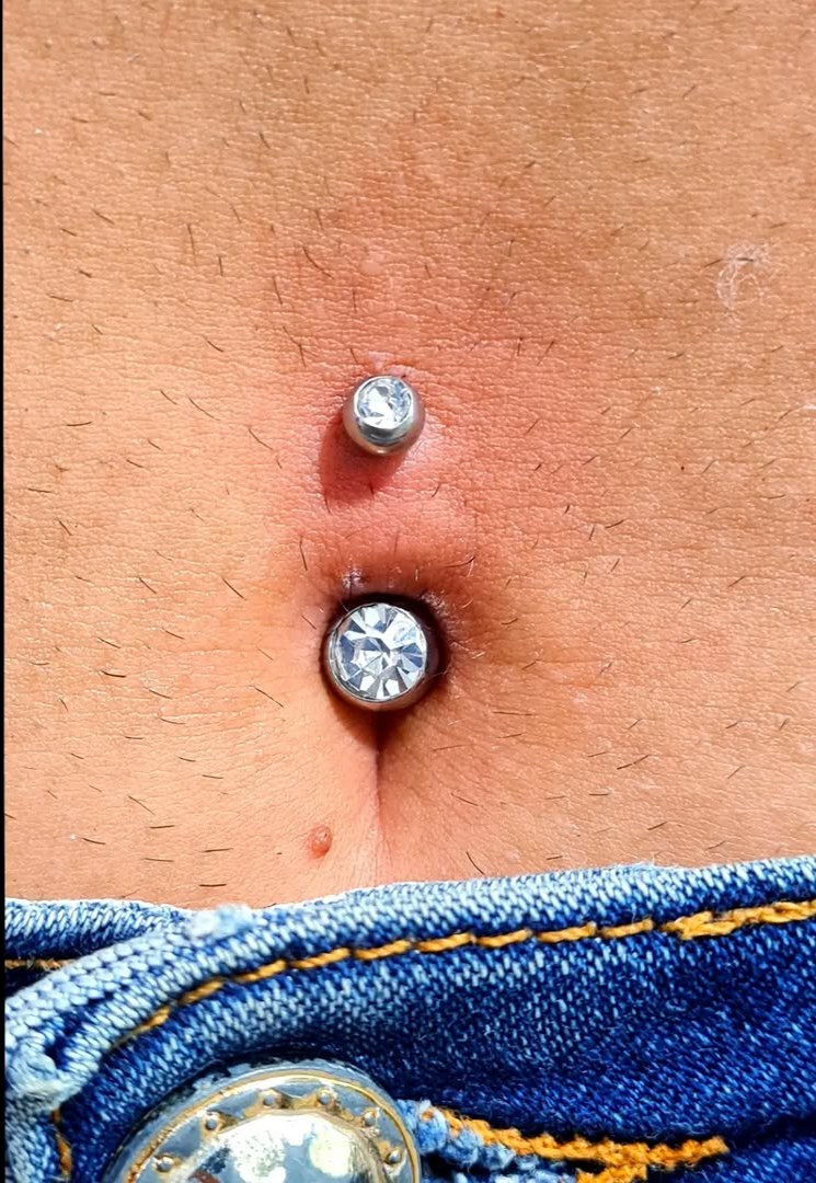 Piercing de umbigo com joias de pedra em aço cirúrgico